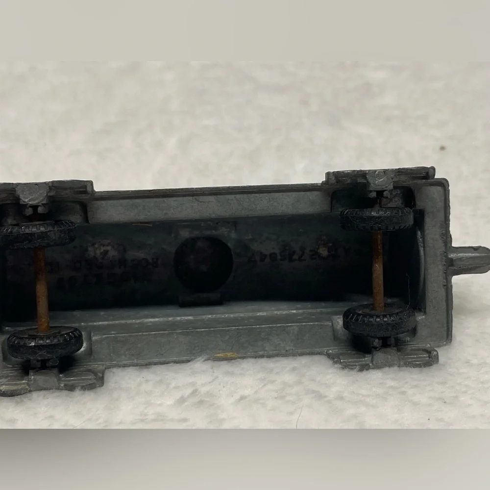 midgetoy vintage metal toy train Lot Of 2 Train Cars - Picture 5 of 16